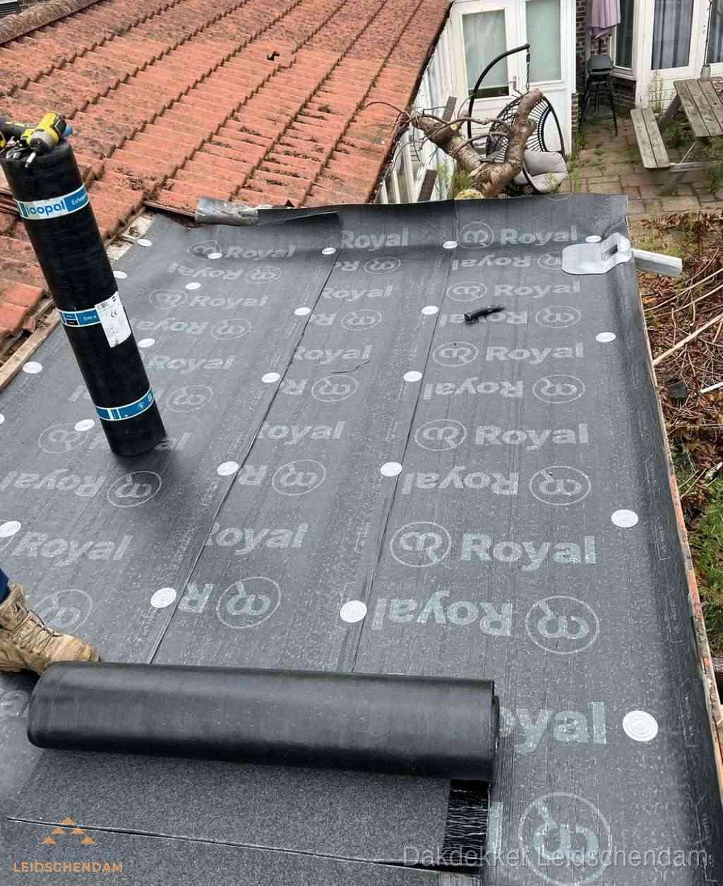 Plat dak met nieuwe bitumen dakbedekking en brandgereedschap in Leidschendam
