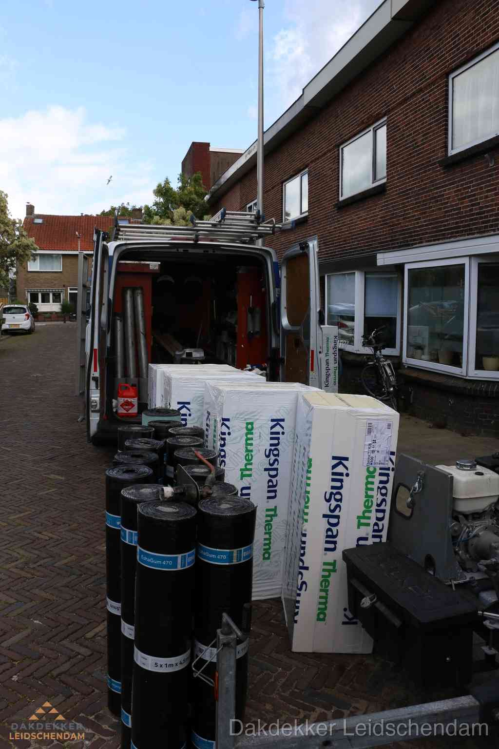 Plat dak met bitumen dakbedekking en brander in Leidschendam