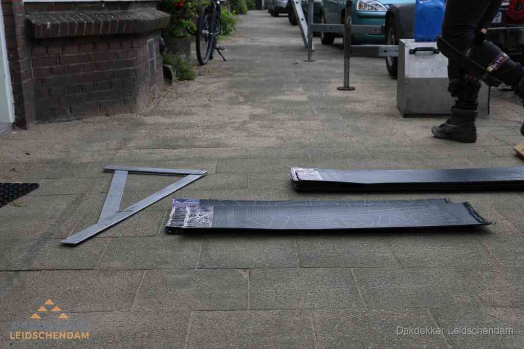 Dakbedekkingsmateriaal en zinkwerk klaargelegd voor reparatie in Leidschendam