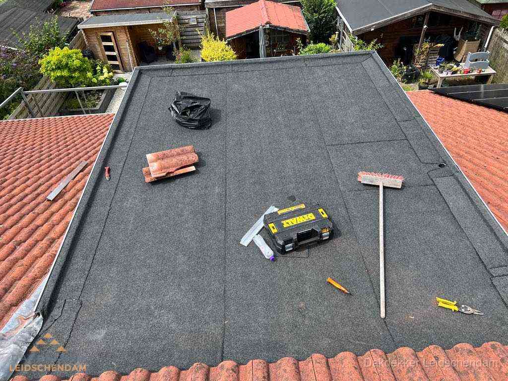 Nieuw plat dak met bitumen dakbedekking in Leidschendam