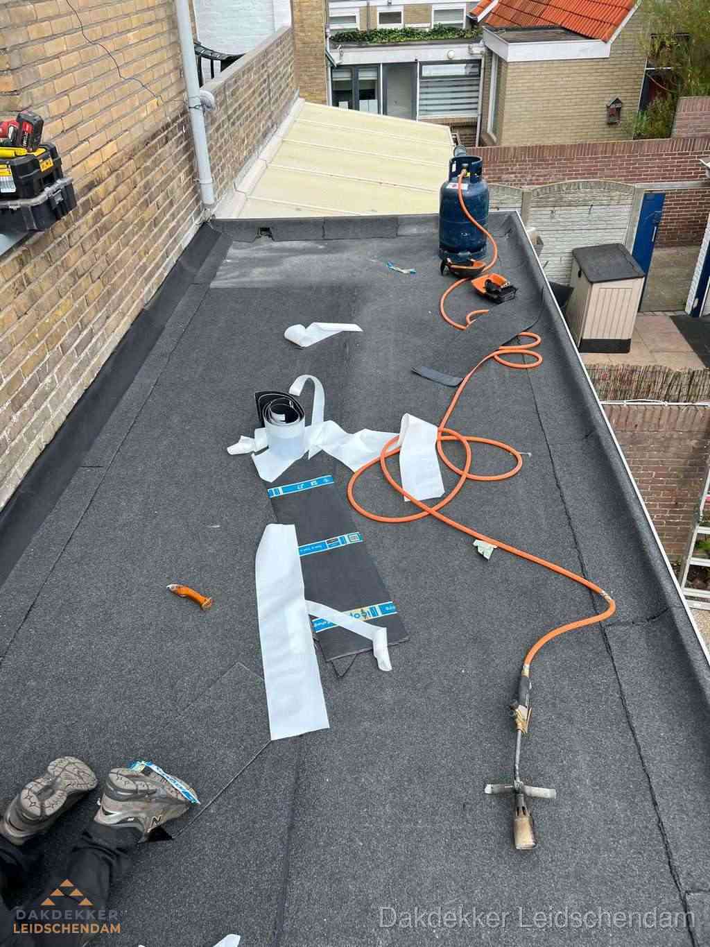 Dakdekker brengt EPDM dakbedekking aan op plat dak in Leidschendam