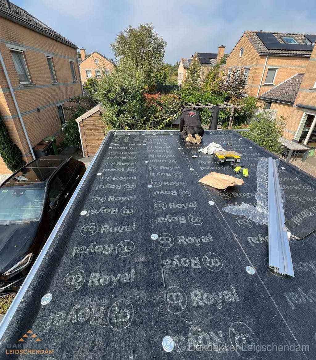 Dakdekker aan het werk op plat dak renovatie in Leidschendam