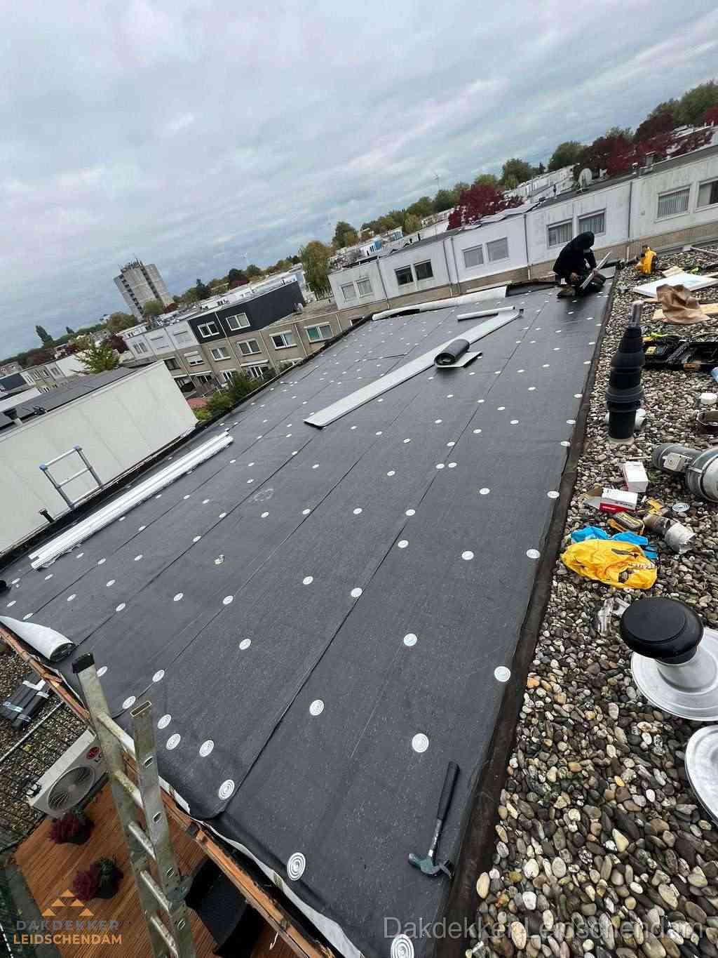 Dakleer vervangen op groot plat dak door dakdekker in Leidschendam