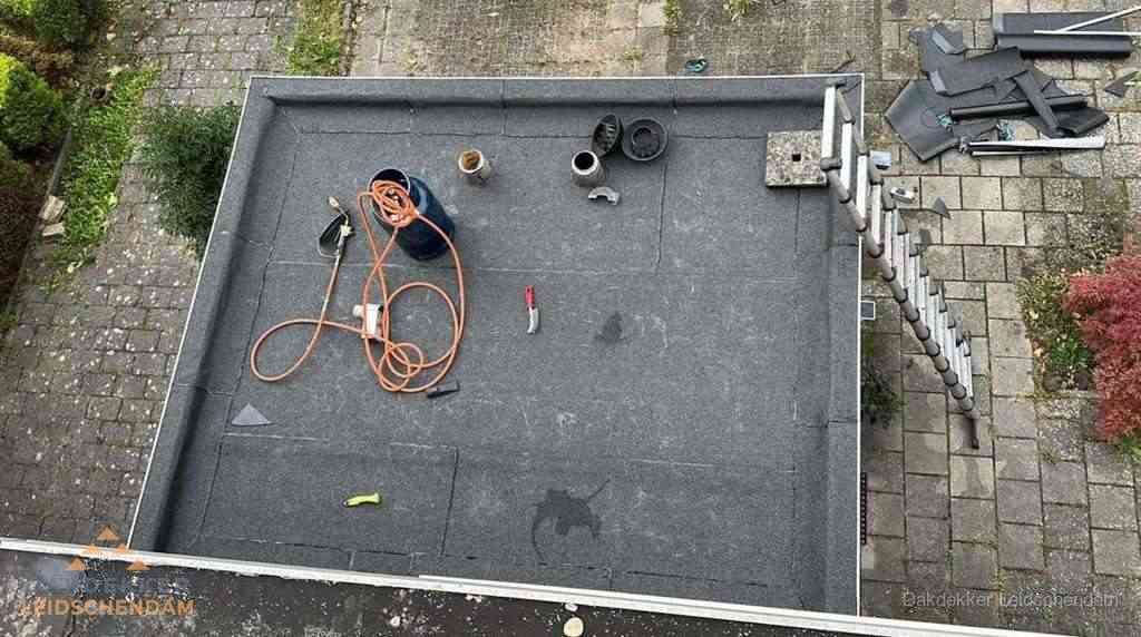 Plat dak met nieuwe bitumen bedekking in Leidschendam