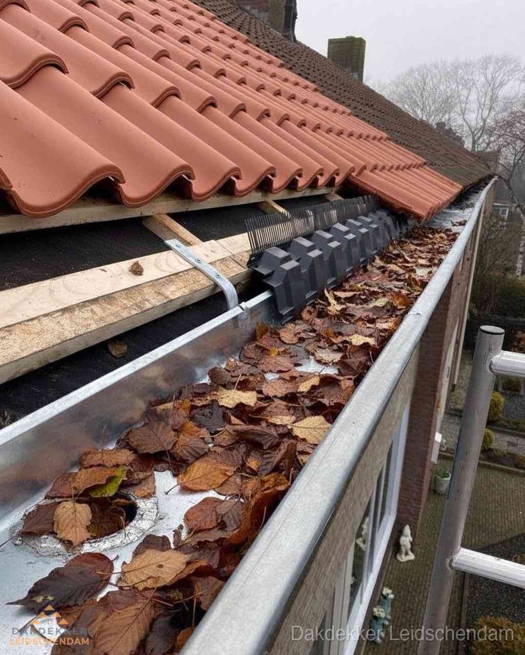 Plat dak bedrijfspand met bitumen dakbedekking en lichtkoepels in Leidschendam