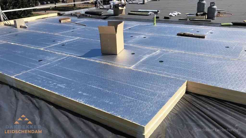 PIR isolatieplaten worden gelegd op plat dak voor dakisolatie in Leidschendam