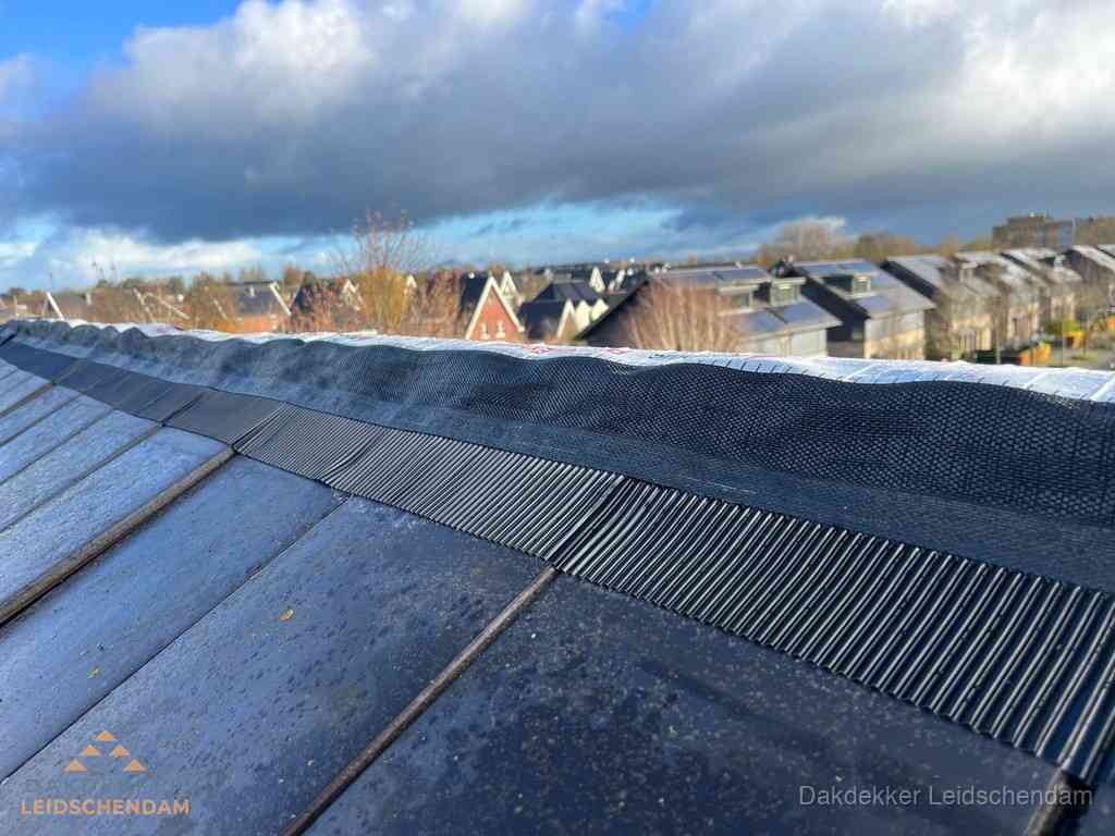 Dakisolatie bij de nok met ventilatieprofiel op schuin dak in Leidschendam