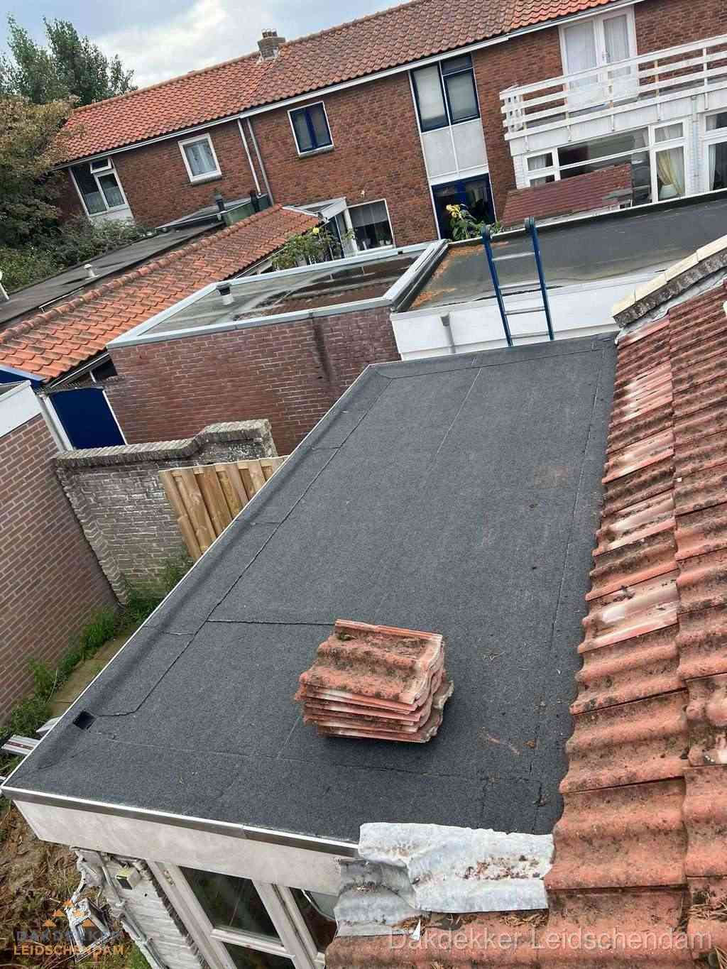 Aanbouw plat dak met reservepannen voor dakpannen vervangen in Leidschendam