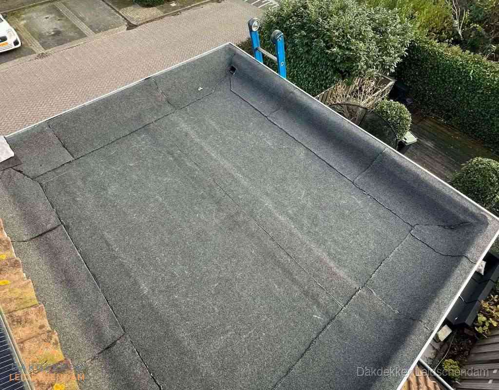 Gerenoveerd plat dak met nieuwe bitumen dakbedekking in Leidschendam