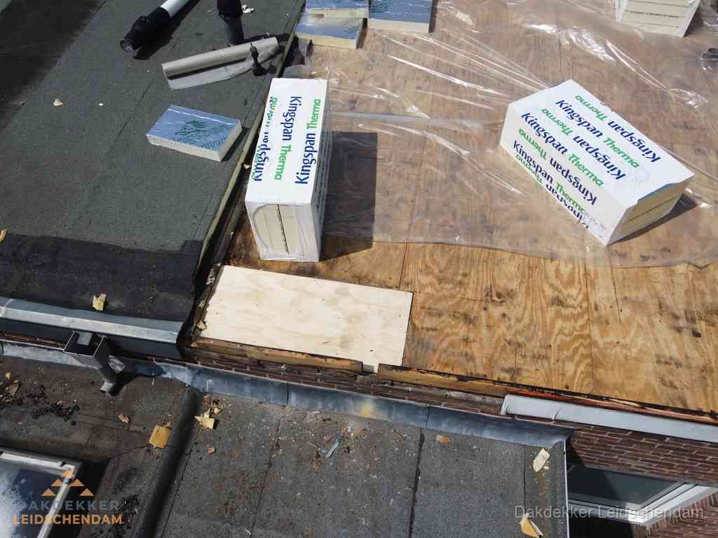 Plat dak isolatie met Kingspan isolatieplaten tijdens renovatie in Leidschendam