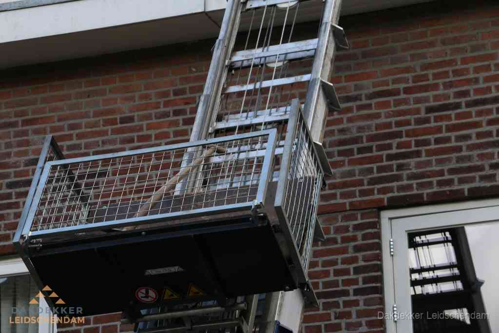Ladderlift met dakpannen voor dakpan reparatie in Leidschendam