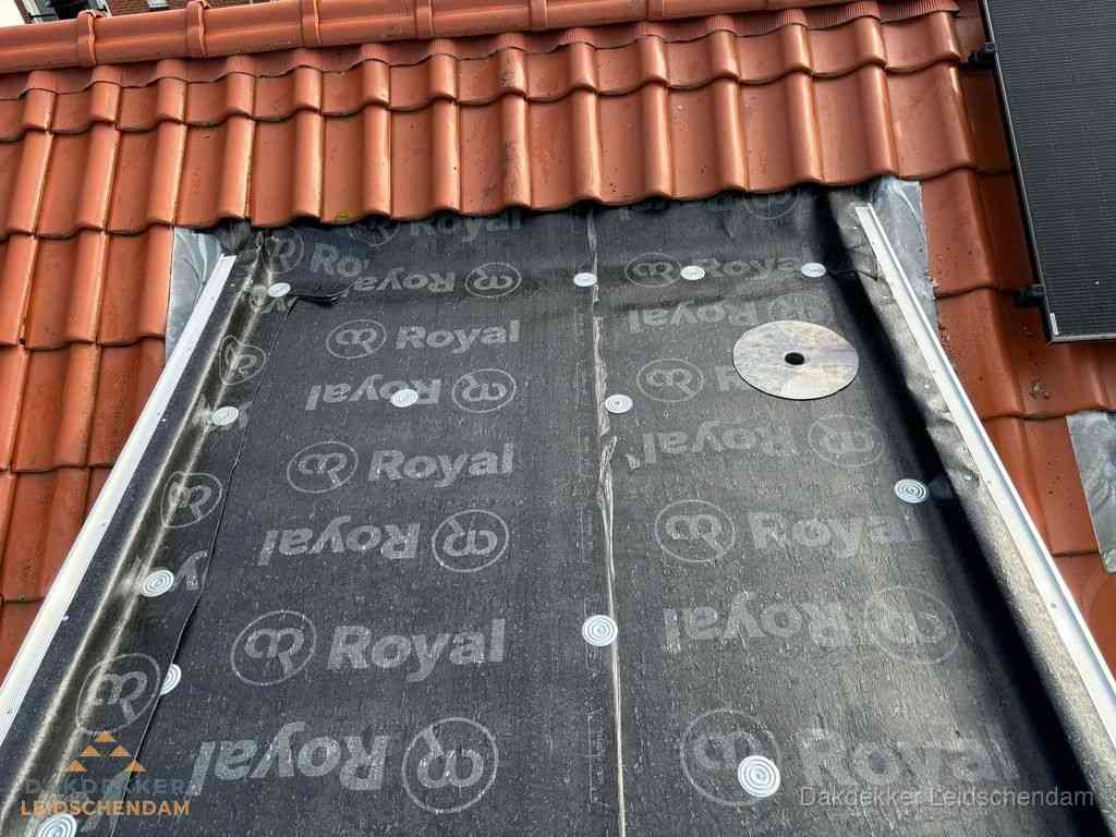 Nieuw dak met dakpannen en Royal onderlaag bij woning in Leidschendam