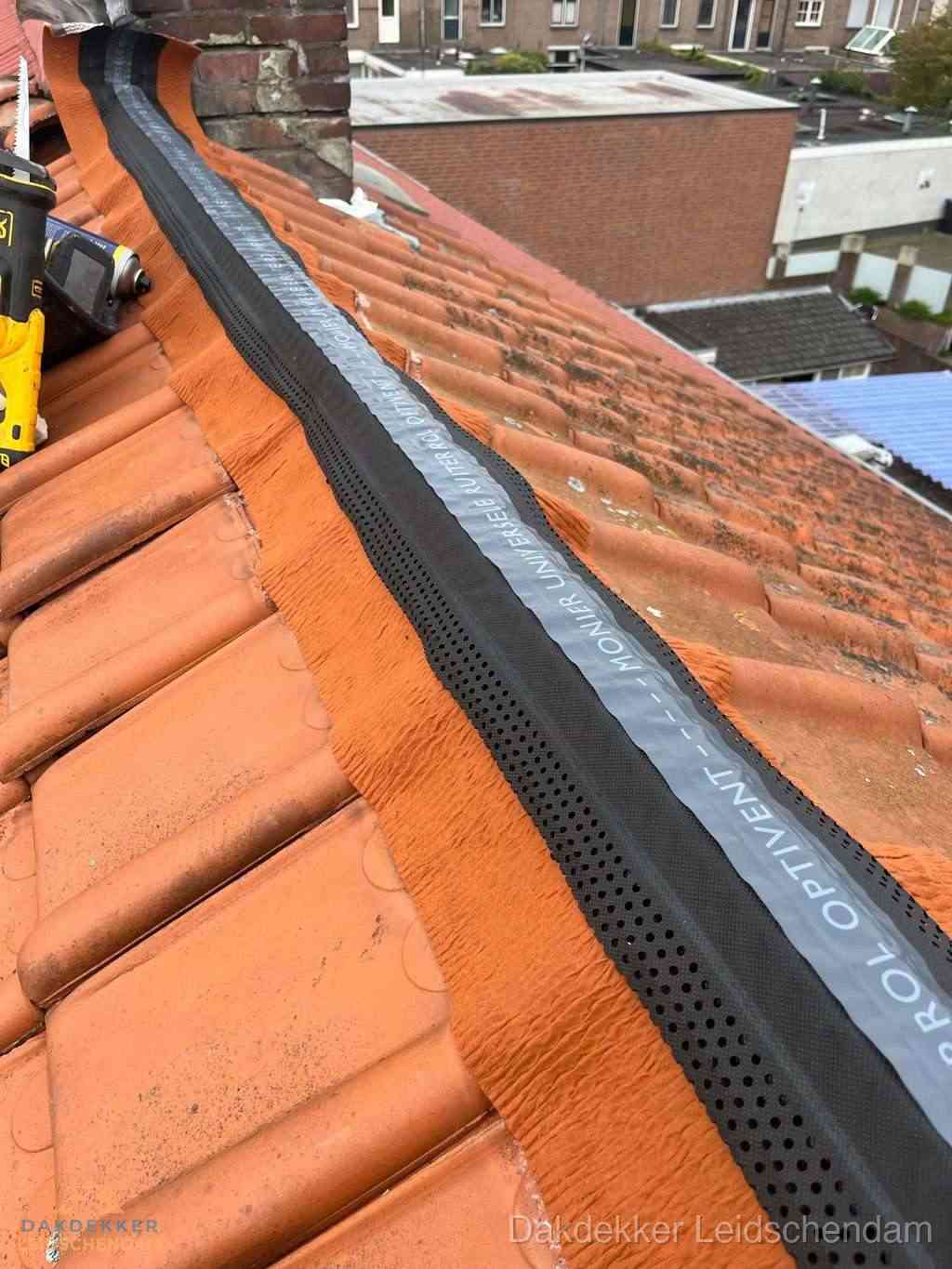 Plat dak aanbouw met bitumen naast schuin pannendak in Leidschendam