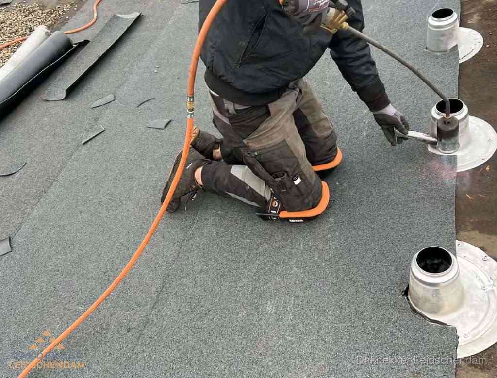 Gereedschap op nieuw plat dak na renovatie in Leidschendam