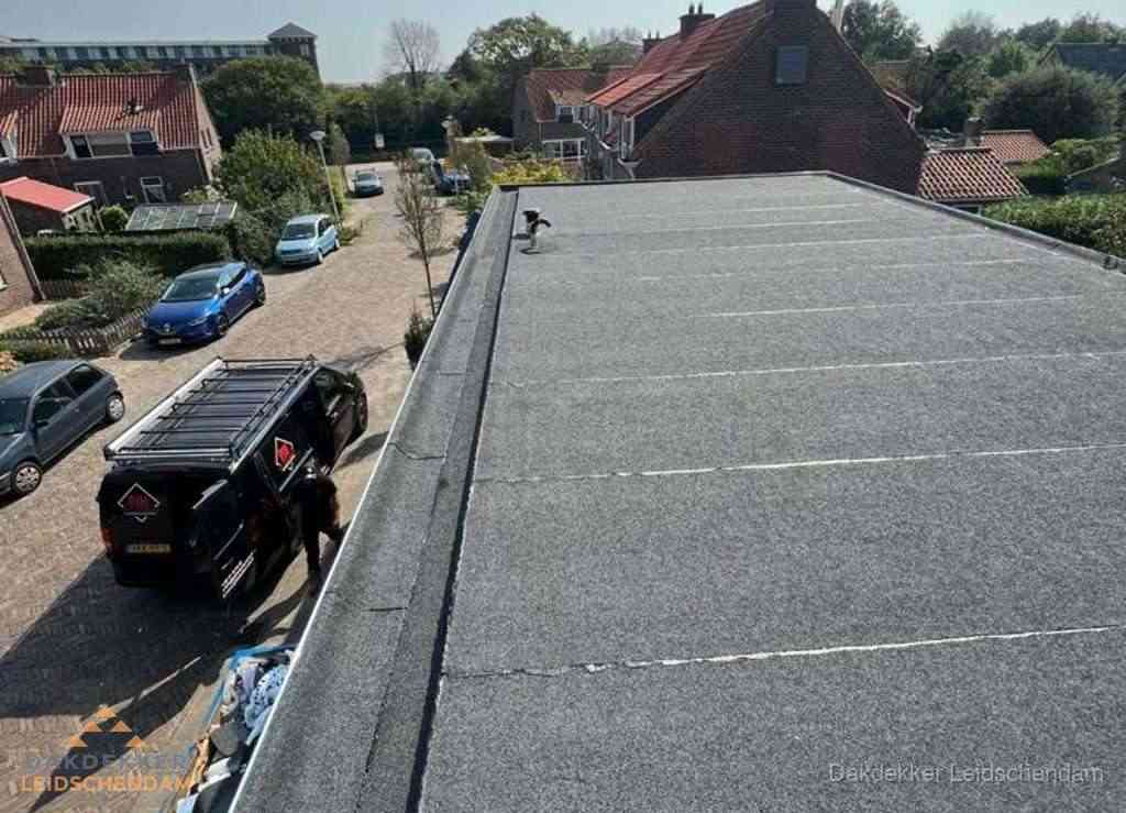 Nieuw bitumen plat dak met uitzicht over landschap in Leidschendam