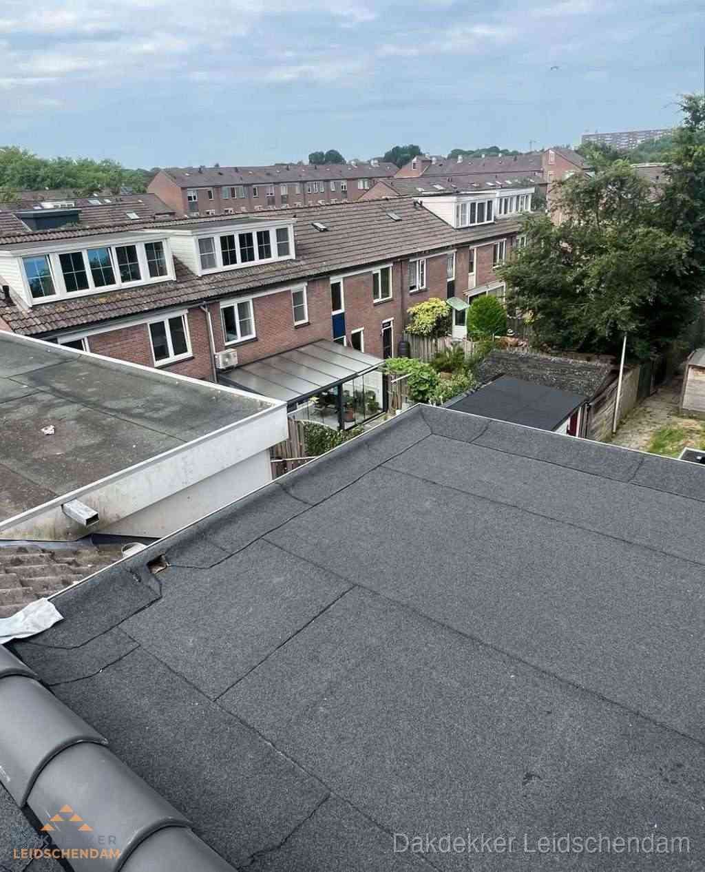 Vernieuwd plat dak met bitumen in woonwijk in Leidschendam
