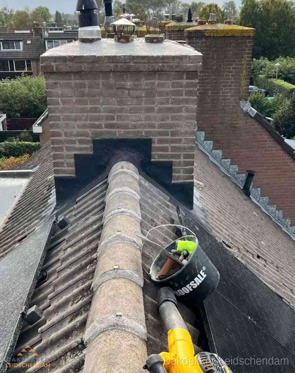 Dakdekker repareert bitumen dakleer bij dakdoorvoer in Leidschendam